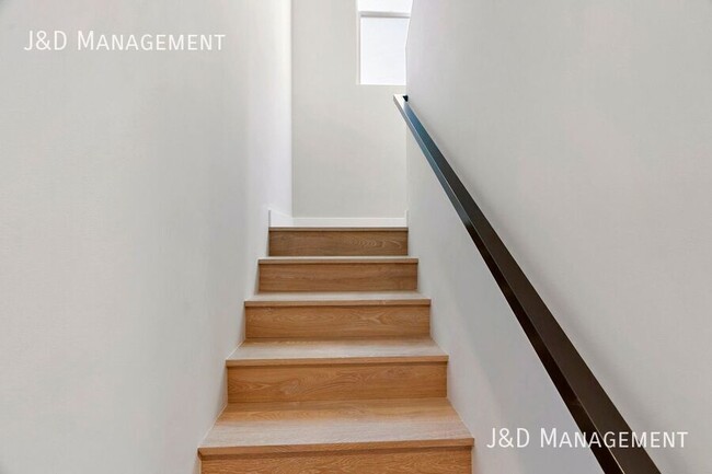 Building Photo - Brand New Build - Beautiful New Townhome