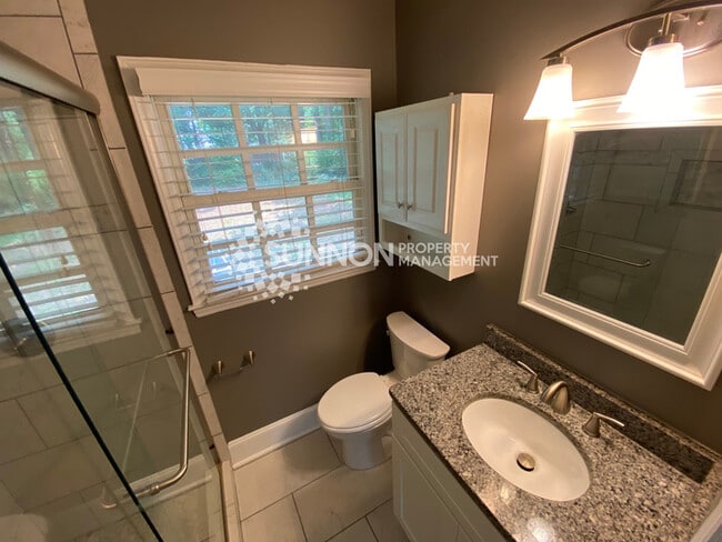 Building Photo - Charming 3 bed, 2.5 bath