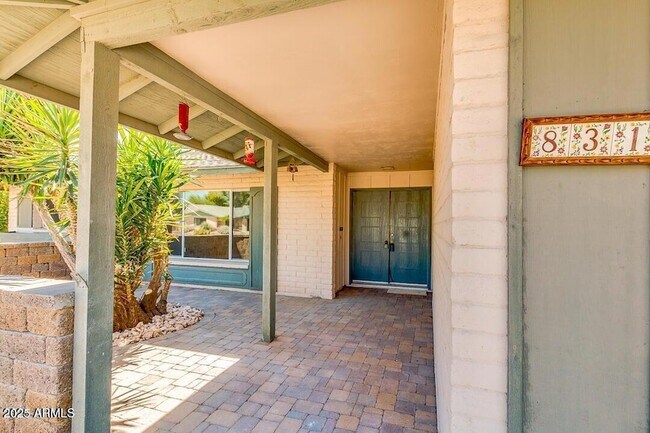 Building Photo - 831 E Stephens Dr