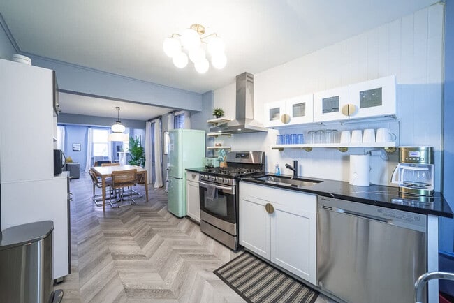 Building Photo - 1411 W Grand Ave