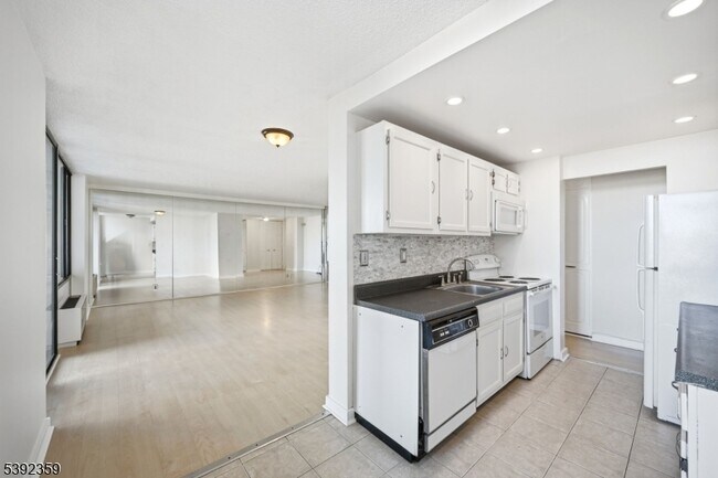 Building Photo - 300 Winston Dr