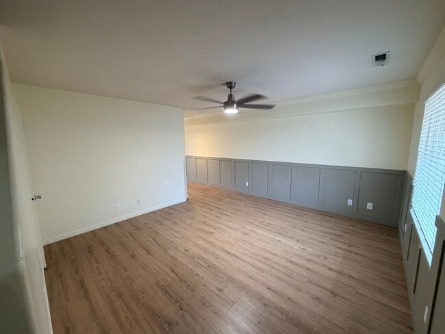 Building Photo - Great location 3 bed, 2.5 bath, 1 car garage townhome in the Dino Tracks area.