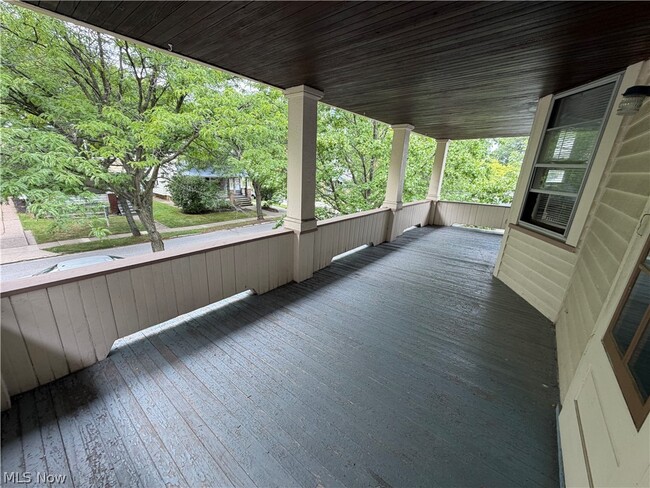 Building Photo - 1605 Larchmont Ave