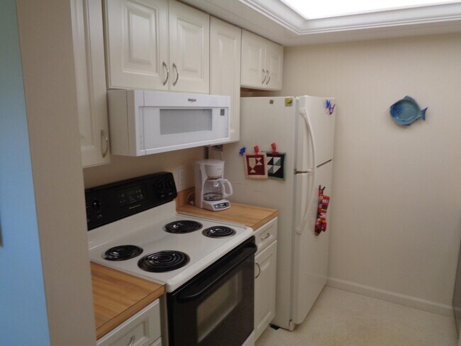 Building Photo - 5527 NE Gulfstream Way