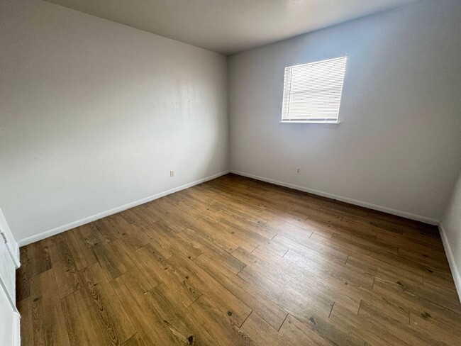 Building Photo - 611 Sunset Ln