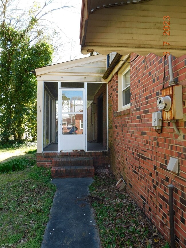 Building Photo - 2 br, 1 bath Duplex - 6230 Sedgefield Dr A...