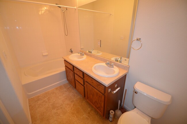 Building Photo - Spacious Pet Friendly 2bd/2ba Condo with G...