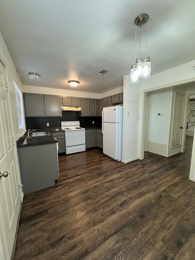 Building Photo - Move in Special! 2 Bedroom 1.5 Bathroom To...