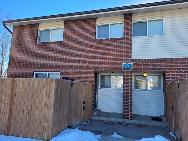 Building Photo - 2 bedroom townhome with 2 bathrooms