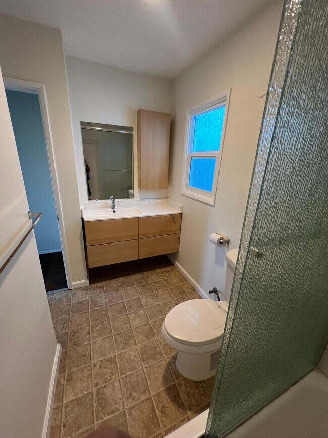 Bathroom - 940 N Cedar St