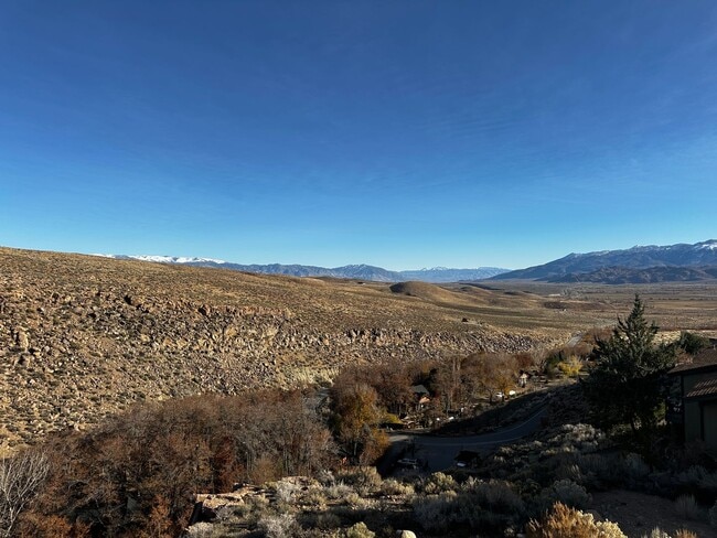 Building Photo - Views from Paradise!