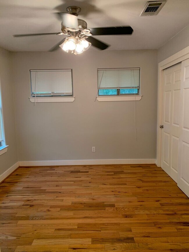 Building Photo - 3207 Hampton Rd