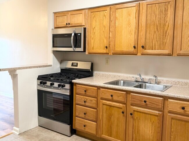 Building Photo - 1521 E 65th St