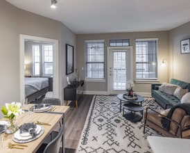 Building Photo - 810 E 9th St