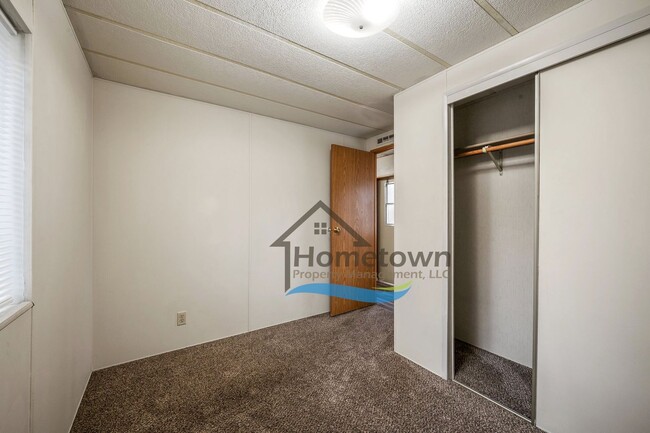 Building Photo - 2 Bedroom 1 Bath Home with Off-Street Park...