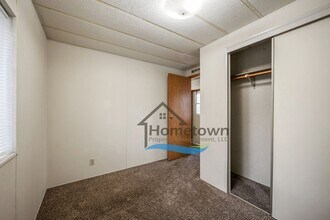 Building Photo - 2 Bedroom 1 Bath Home with Off-Street Park...