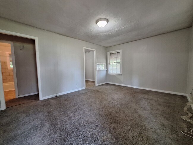 Primary Photo - 3165 S Clifton Ave