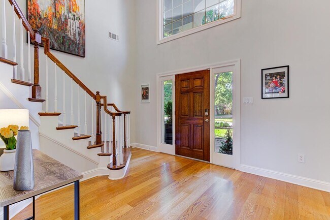 Building Photo - 1765 Hartwell Manor N