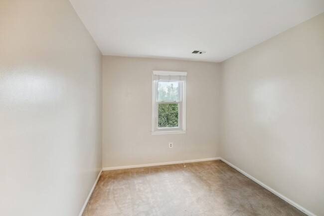 Building Photo - Recently Renovated // 4 Bedroom 4 bathroom...