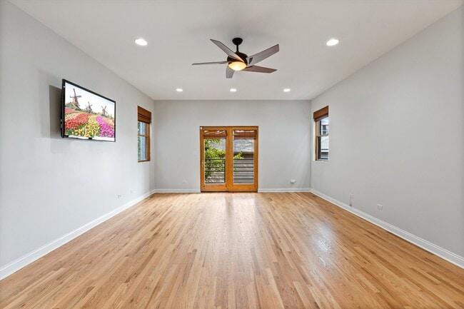 Building Photo - 516 N Claremont Ave