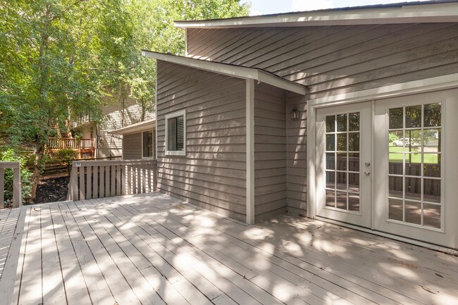 Building Photo - Spacious 3/2.5 Split Level w/ Large Bonus Room and Private Backyard!