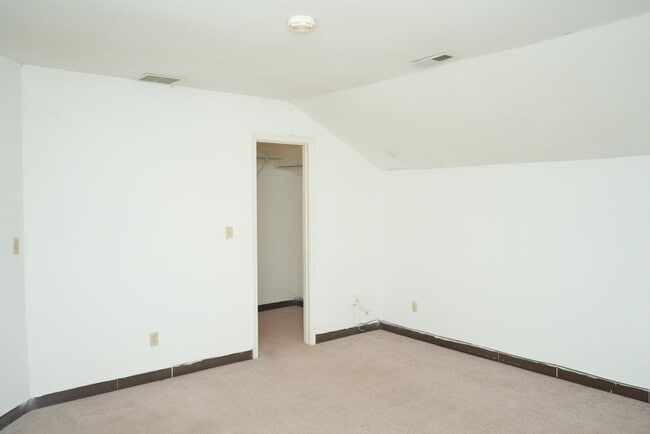Building Photo - 119 Harmon St