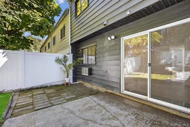 Building Photo - 8 Roundtree Ct