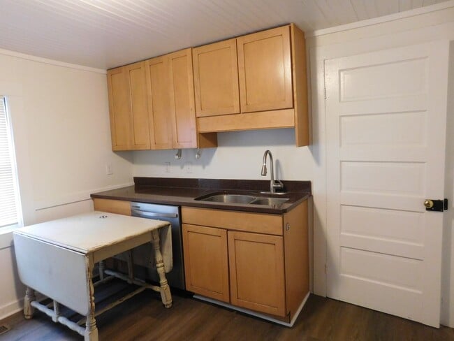 Building Photo - 611 Johnson St