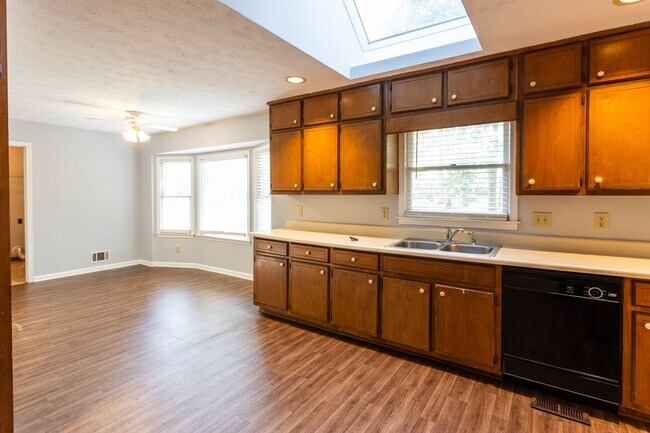 Building Photo - 3301 Sams Way SE