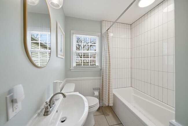 Building Photo - Charming Midtown bungalow just minutes from downtown!