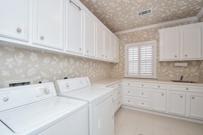 Building Photo - 2124 Nantucket Dr