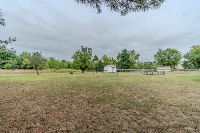Building Photo - 102 Pine Dr