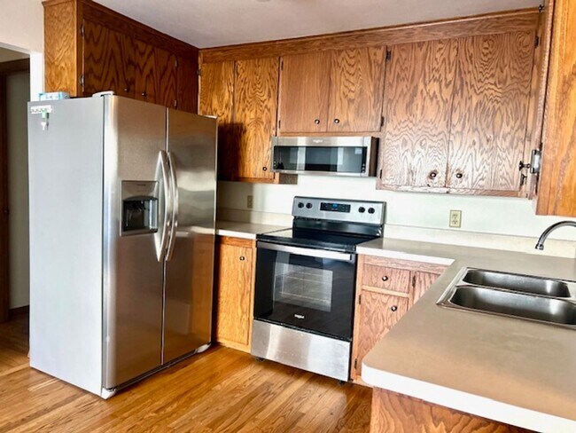 Building Photo - 1031/1033 Brookwood