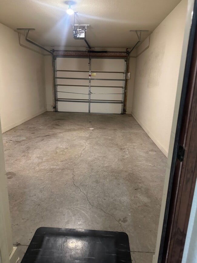 Building Photo - 3 Bed Single Level Duplex in Lee’s Summit
