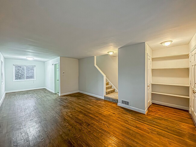 Building Photo - Beautiful 3 Bed 1 Bath End Row Brick Townhouse With Fenced In Yard In River Terrace