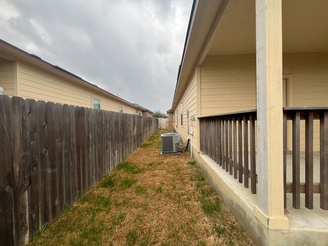 Building Photo - 3/2 Duplex in New Braunfels, TX