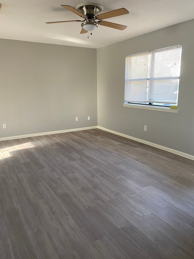 living area - 1002 Scenic Dr