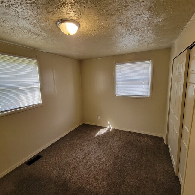 Building Photo - Near East 2BR House ready to Lease!