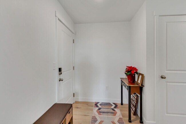 Building Photo - Spacious 3 Bed 2 Bath Condo in Sandy!