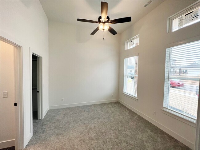 Building Photo - 6304 SW Luna Ln