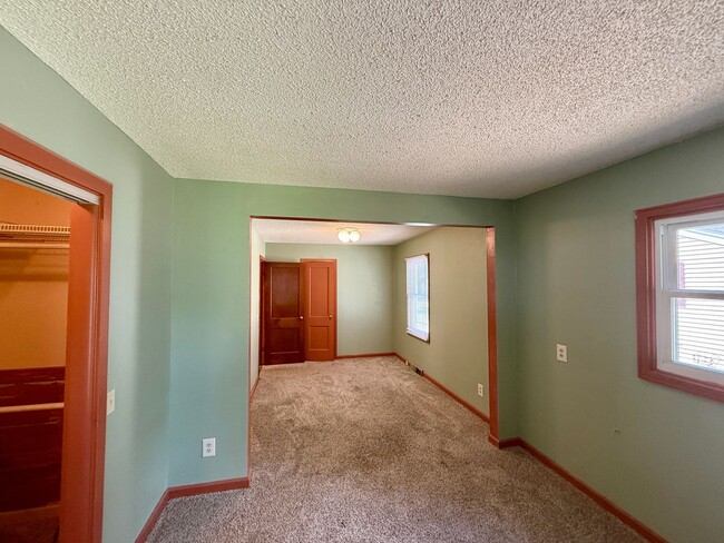 Building Photo - 2 Bed / 1 Bath House with lots of Features...