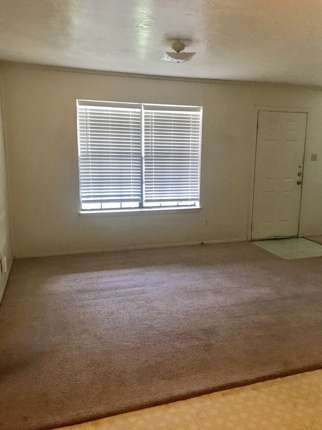 Building Photo - 3 Bedroom 2 Bath