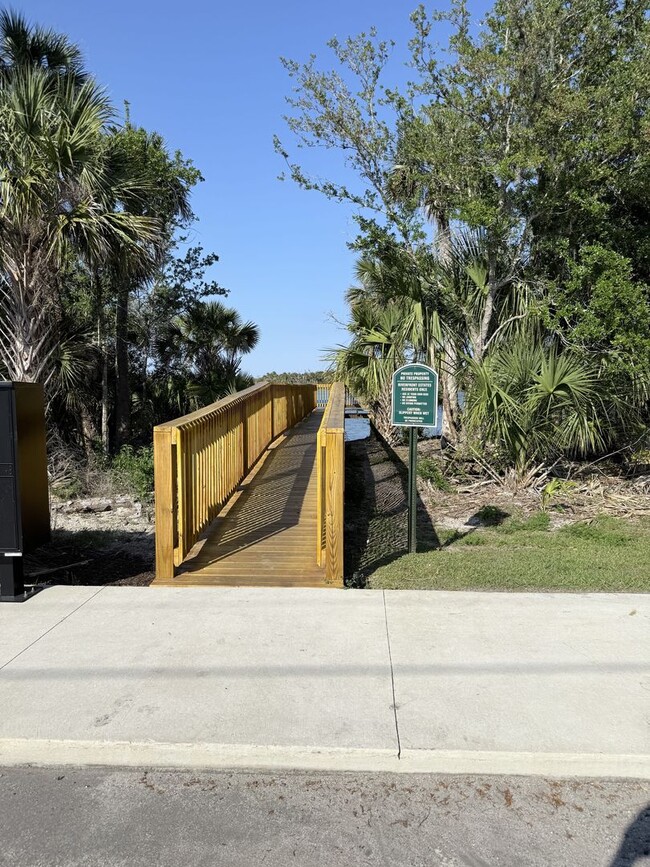 Building Photo - Designed for the way you live! 3Bedrooms/2.5Bath Edgewater Townhome