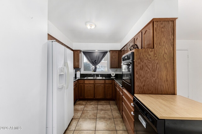 Building Photo - 3945 W Orange Dr