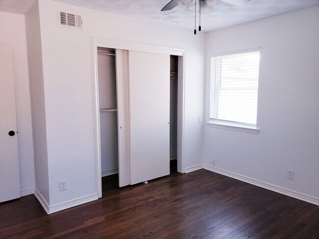 Building Photo - 2 Bedroom, 2 Bath Duplex in Lochwood