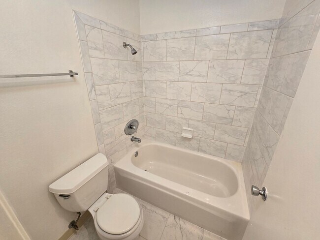 Building Photo - Bright Upstairs Studio Near Mesa College – Updated & Move-In Ready