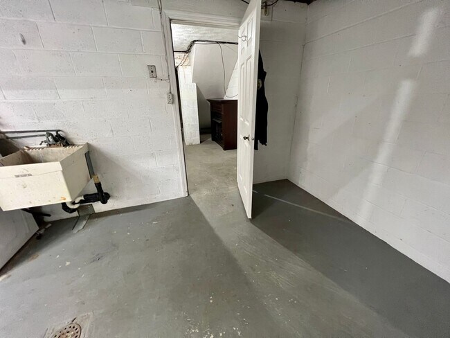 Building Photo - Sewickley Heights - Gorgeous Townhouse - 3...