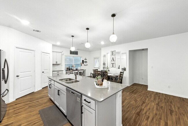 Building Photo - 3/BR 2/BA Home with Modern Touches and Coz...