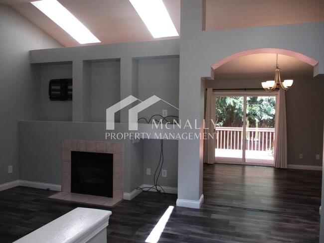 Building Photo - Beautiful 3 Bedroom, 1.75 Bathroom Welling...