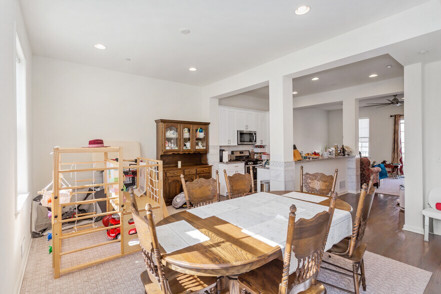 Building Photo - 293 Bradley Dr